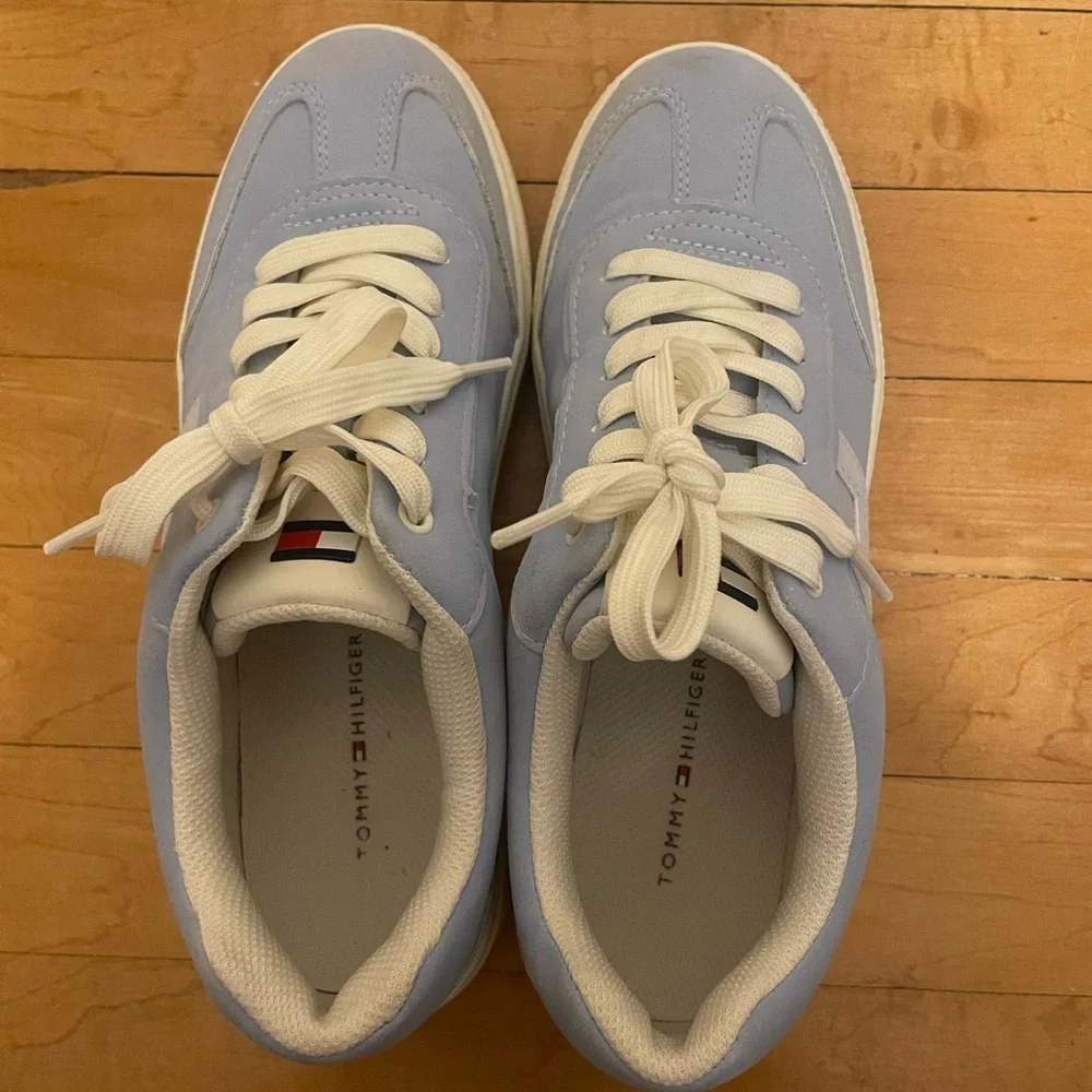 Tommy Hilfiger Women’s Light Blue Lace-Up Sneakers